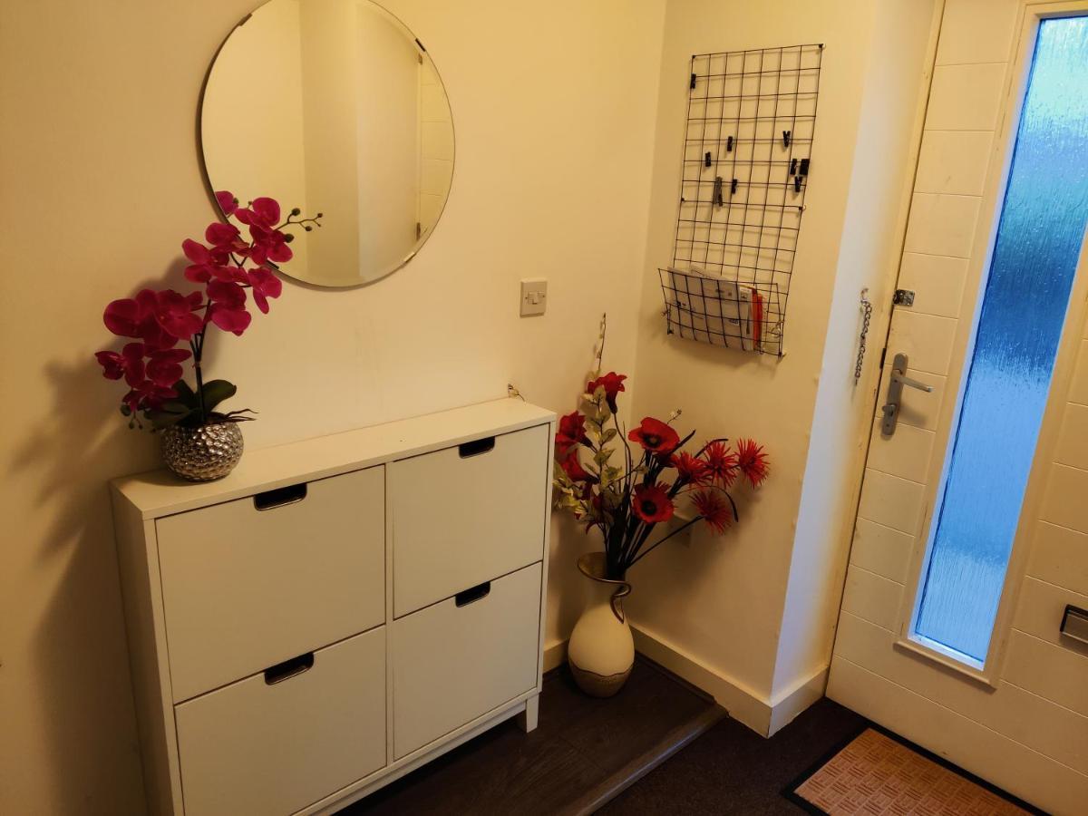 Cheerful House, Private Room And Private Shower/ Toilet. Comfortable King Size Mattress Colchester Exteriör bild